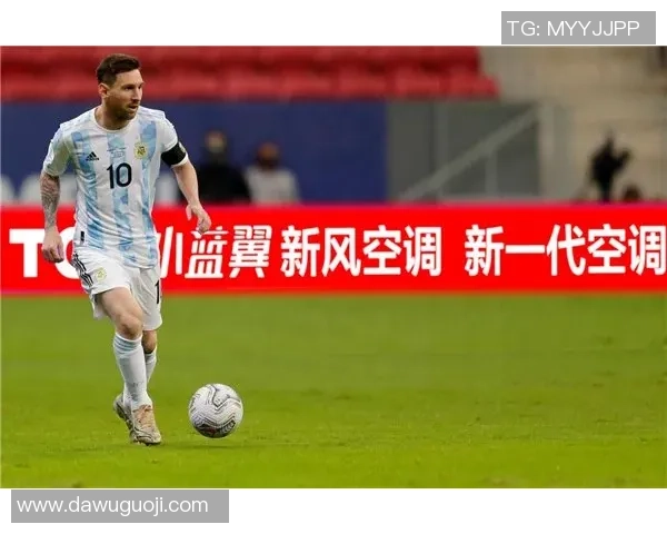 当足球传奇同框闪耀赛场见证荣耀与友谊的永恒瞬间 当足球传奇同框闪耀赛场见证荣耀与友谊的永恒瞬间