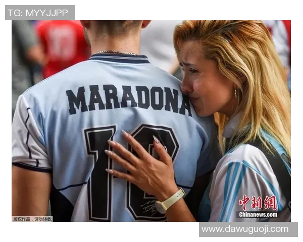 泪别绿茵传奇球星球迷深情送行见证最后时刻 泪别绿茵传奇球星球迷深情送行见证最后时刻